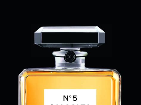 pourquoi numero 5 de chanel|Chanel No 5: The story behind the classic perfume .